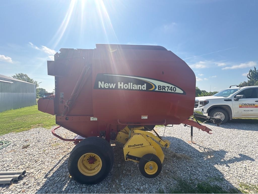 0000 New Holland BR740 Baler
