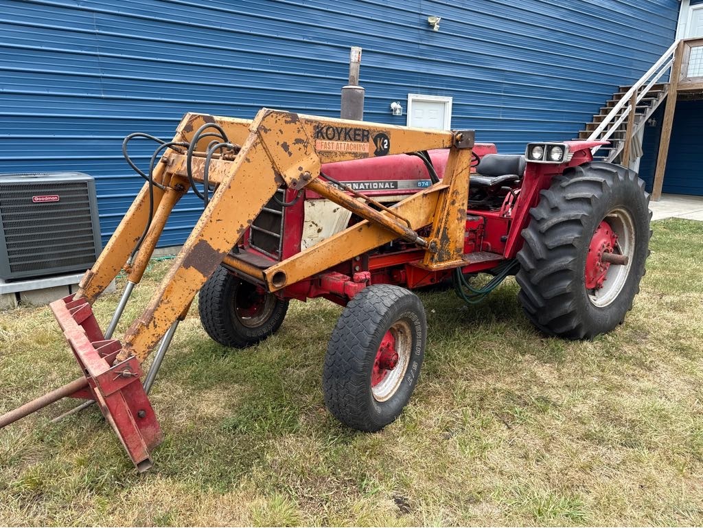 1975 IH 574 Tractor Utility