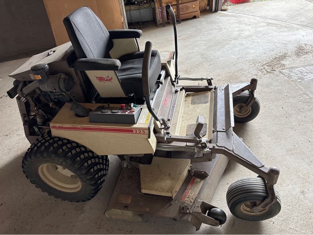 2002 Grasshopper 325 Lawn Mower