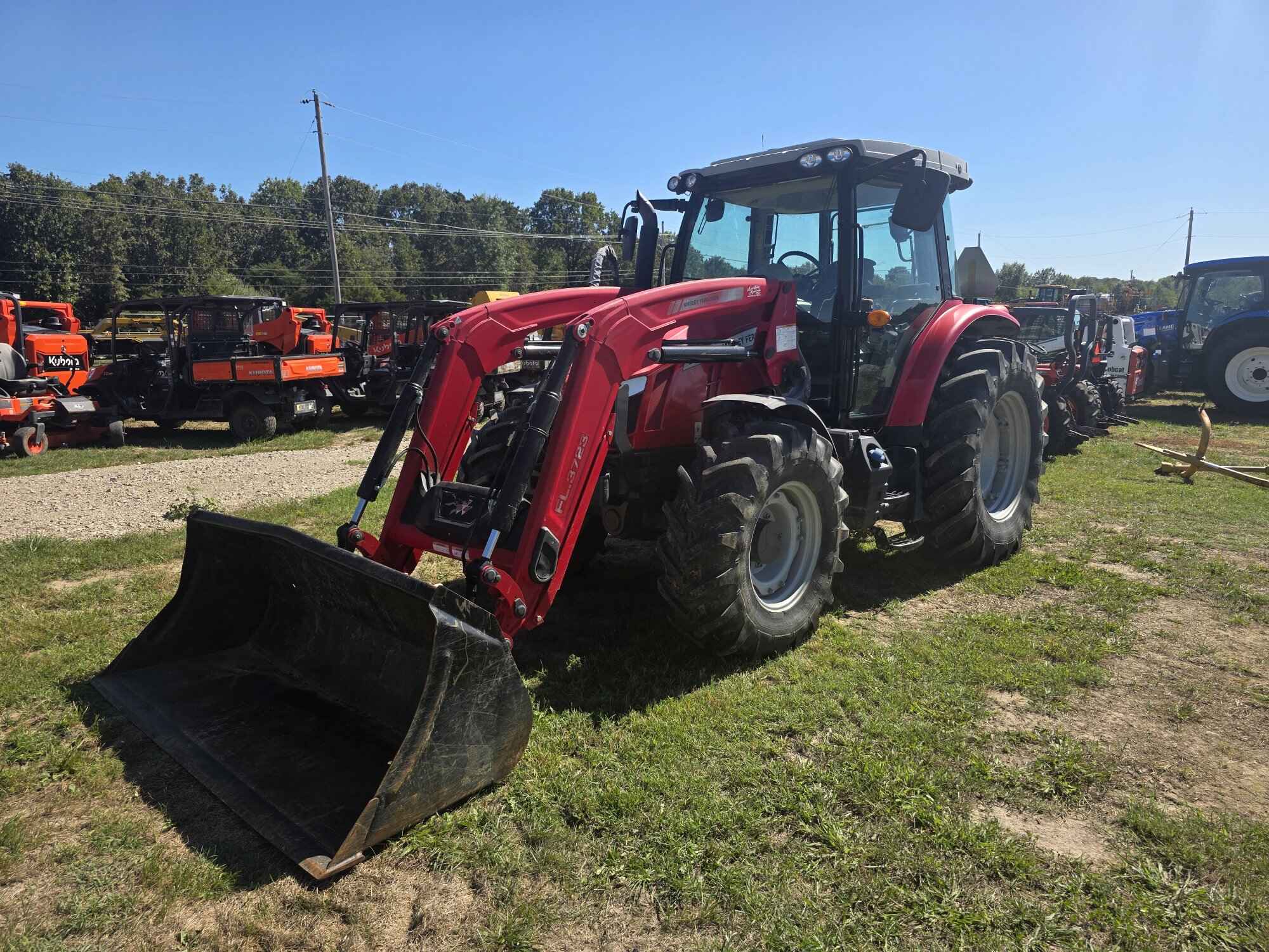2019 MASSEY FERGUSON 5712S Tractor Row Crop