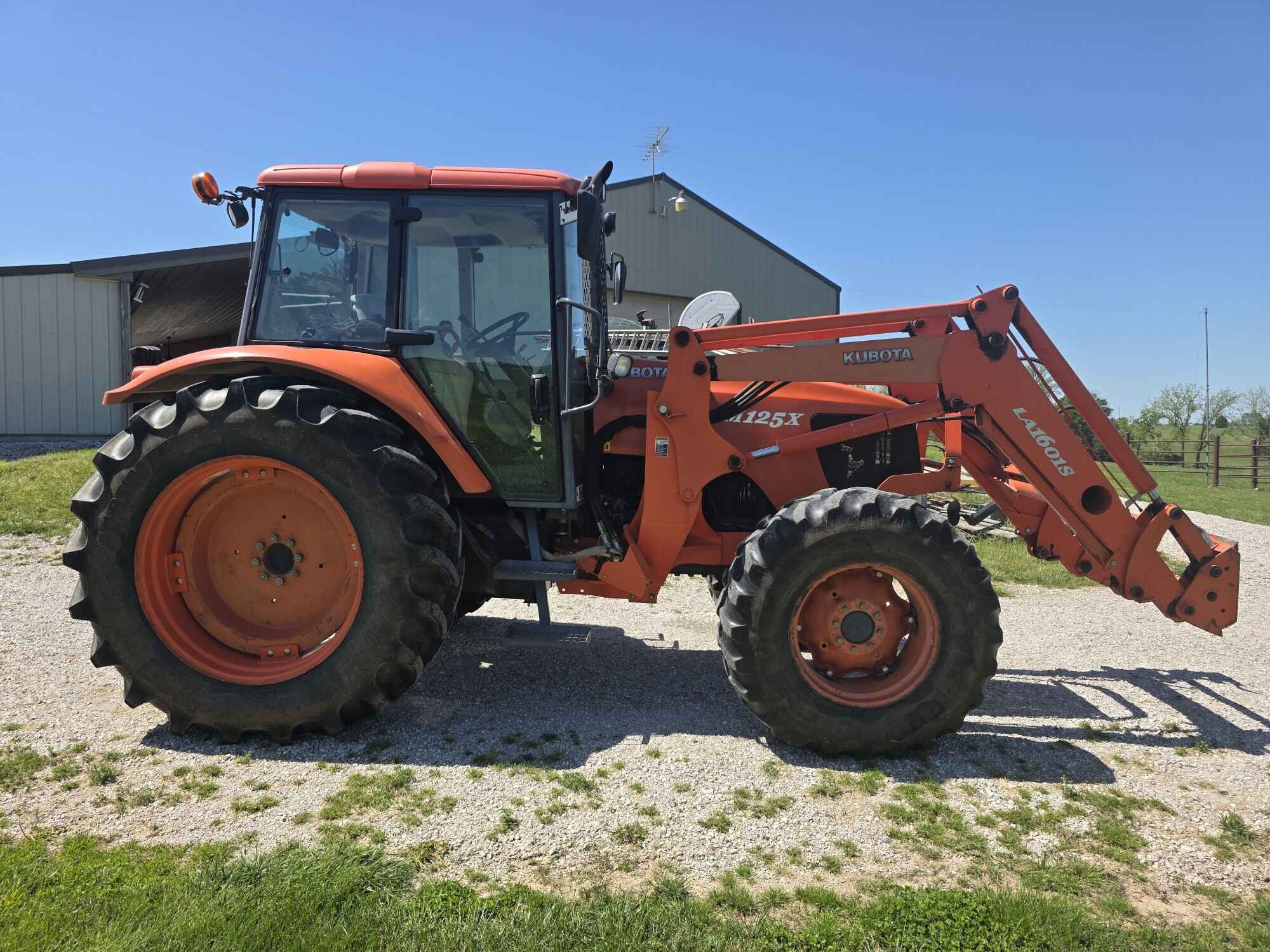 2007 KUBOTA M125X Tractor Row Crop